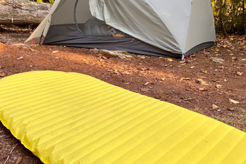 Cómo elegir un colchón de camping o una colchoneta para dormir con el valor R adecuado