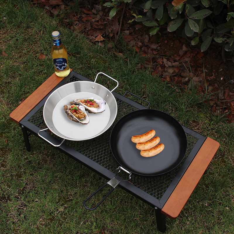 Mesa de red de hierro para acampar con mango de madera anti-escaldaduras