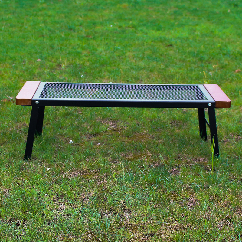 Mesa de red de hierro para acampar con mango de madera anti-escaldaduras