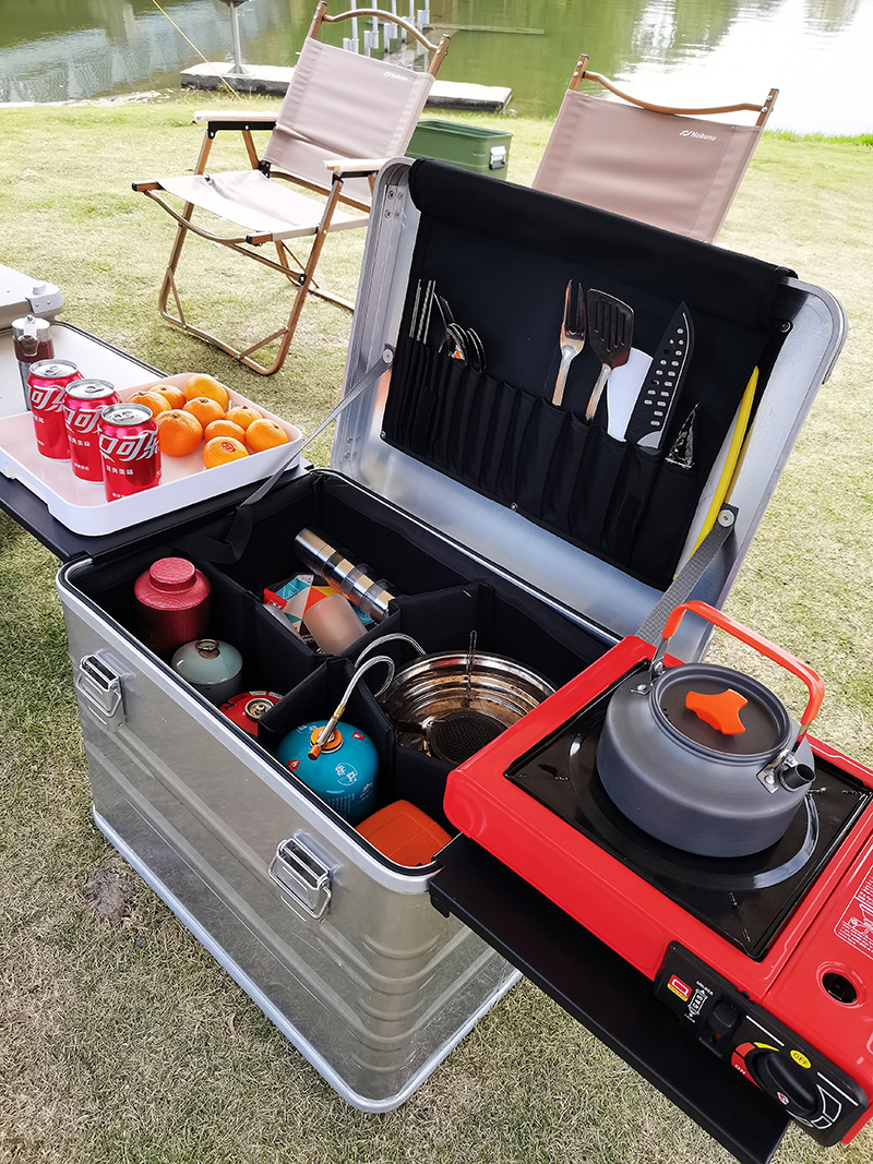 Cajas portátiles de cocina de aluminio para campamento con tablero lateral, divisor y plataforma para organizar