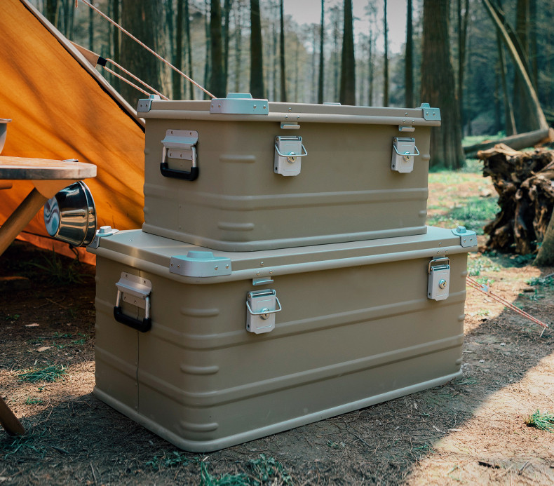 Cajas y contenedores de aluminio para acampar y viajar en coche al aire libre