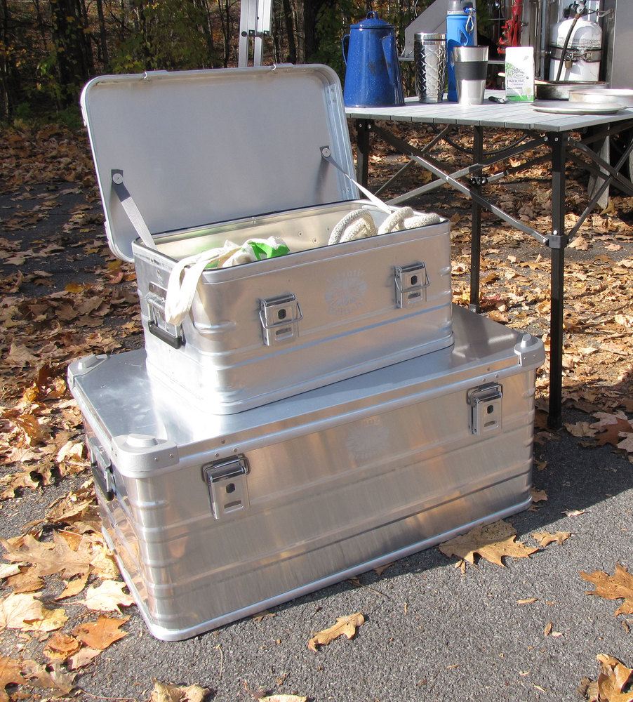 Cajas y contenedores de aluminio para acampar y viajar en coche al aire libre