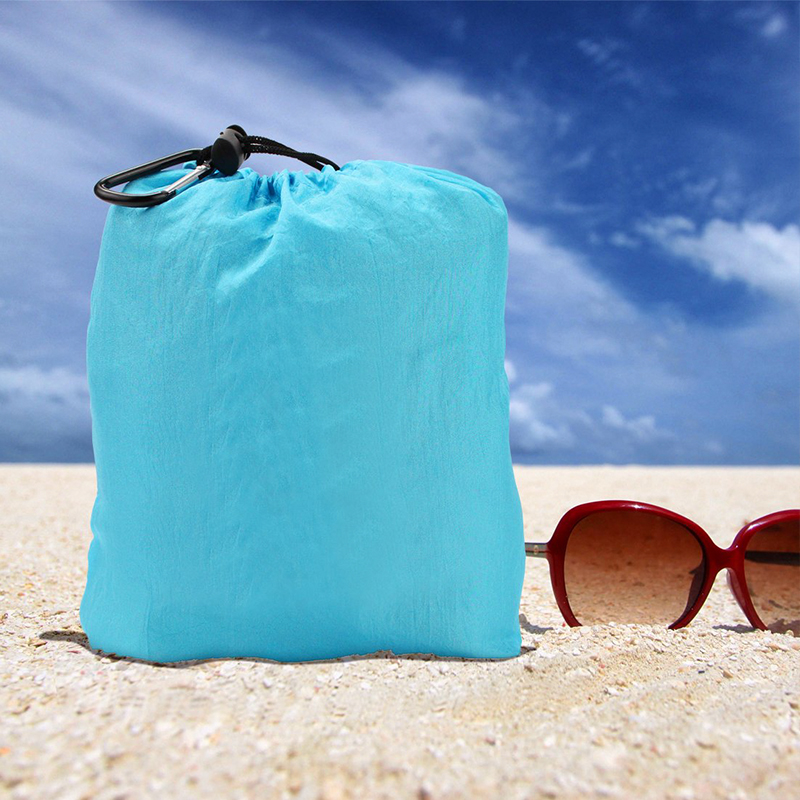 Manta de playa y tapete de picnic ligeros y resistentes a la arena para acampar al aire libre
