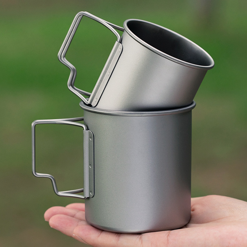 Taza ultraligera de titanio de grado alimenticio con asa plegable y tapa para acampar al aire libre